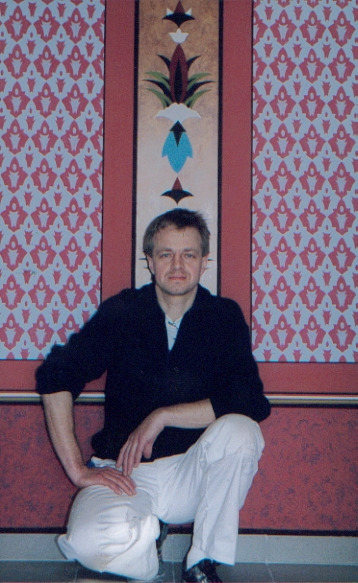 Maler Jens vor Wand